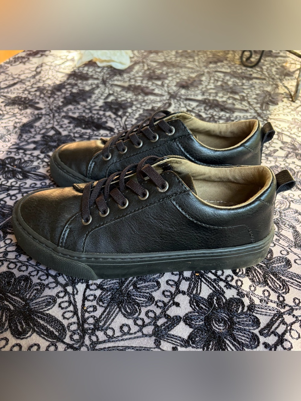 Old Navy Black Low-Top Kids' Slip On Elastic Laces Sneakers Size 1 EUC